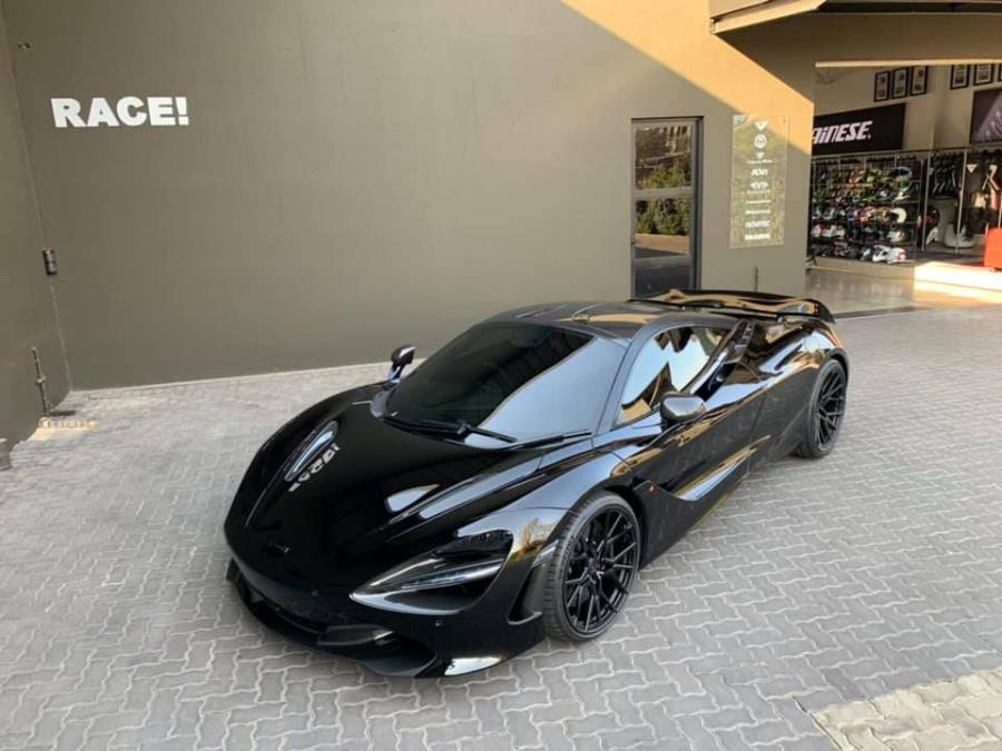 McLaren 720S by RACE! on Vossen Wheels 2019 года  (фото 8 из 21)